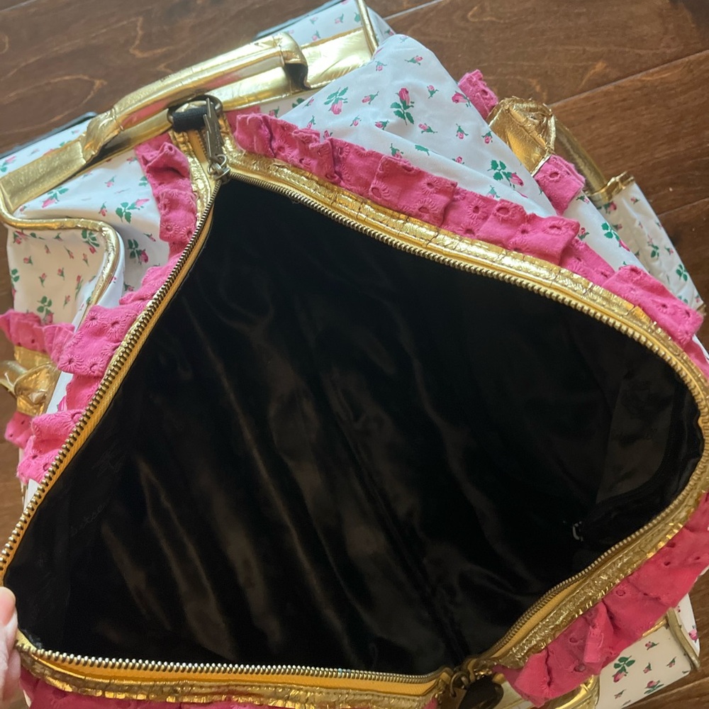Rare Vintage Betsey Johnson White with Pink Rosebuds Ruffled Travel Roller Bag - Picture 15 of 15
